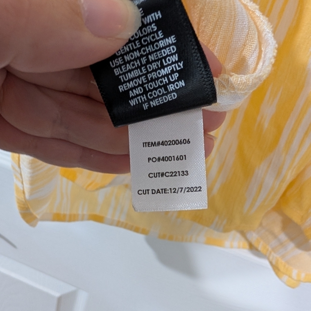 Torrid Yellow and White Washable Gauze Smocked Yoke Top in Size 1 (14/16) - Picture 9 of 9